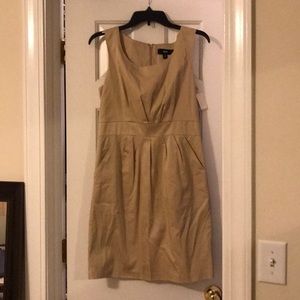 Sleeveless dress with pockets